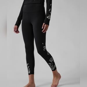 Athleta black floral Elation Eyelet 7/8 tights leggings, size XS